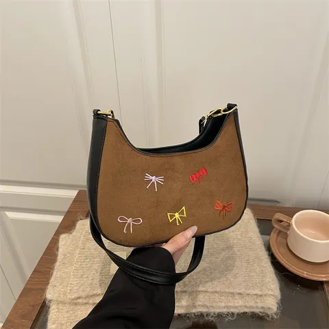 Sac Hobo Vintage en Suède pour Femmes Broderie Nœud Sac à Bandoulière Croissant avec Finitions en Cuir Contrastées