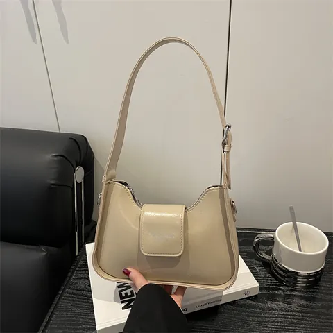 Sac à Épaule sous le Bras en Cuir PU Minimaliste Français Femme Vintage Brillant Croissant Sac à Main pour Trajet Mode Quotidienne