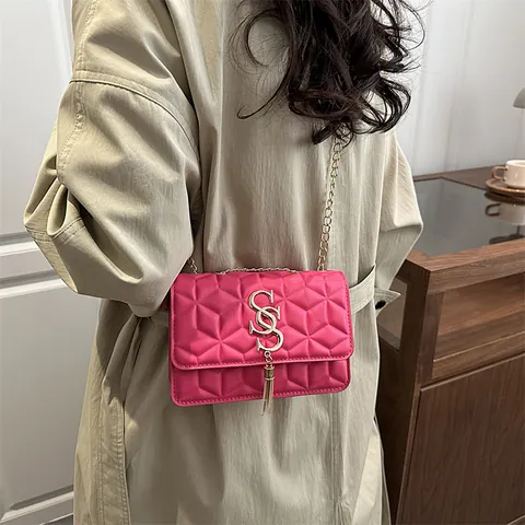 Bolso de Hombro Acolchado con Cadena para Mujer Bolso Bandolera Geométrico de Cuero PU con Logo de Metal y Borla