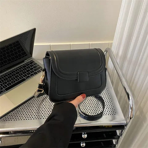 Damen Kunstleder Quadratische Umhängetasche Minimalistische Flip Cover Schultertasche Mode Unterarmtasche Mit Schnalle Einfache Messenger Bag