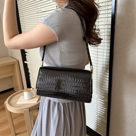 Petit Sac sous le Bras Minimaliste en Similicuir Plissé pour Femmes Mode Couleur Unie Sac à Bandoulière Polyvalent pour le Quotidien