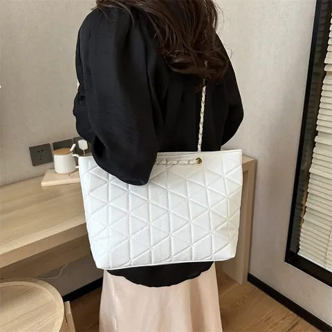 Borsa Tote da Donna alla Moda con Motivo a Triangolo Trapuntato in Pelle PU Tracolla a Catena Grande Capacità Quotidiana