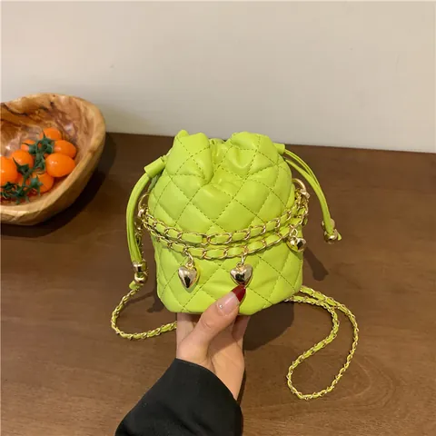Bolso Cubo para Mujer con Patrón de Diamantes Acolchado Cuero PU Moda Colgante de Corazón Bolso Bandolera con Cadena Dorada