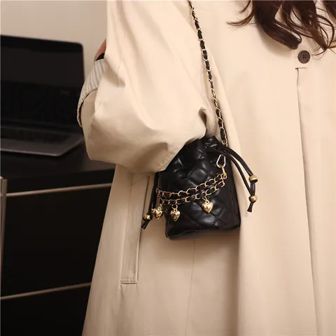 Bolso Cubo para Mujer con Patrón de Diamantes Acolchado Cuero PU Moda Colgante de Corazón Bolso Bandolera con Cadena Dorada