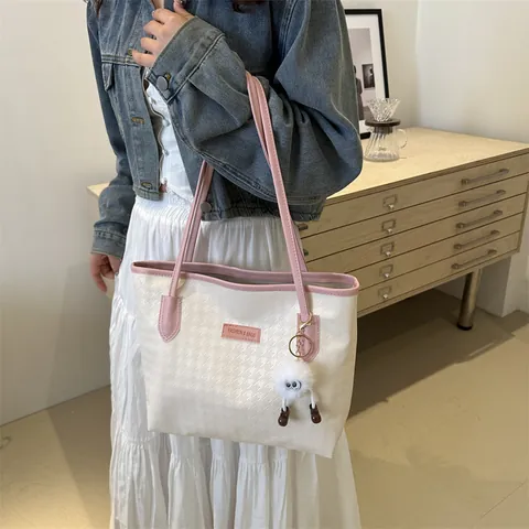 Sac Cabas Mode Pied-de-poule pour Femmes Grande Capacité en Cuir PU Sac à Épaule Avec Pendentif Monstre en Peluche Sac à Main Décontracté