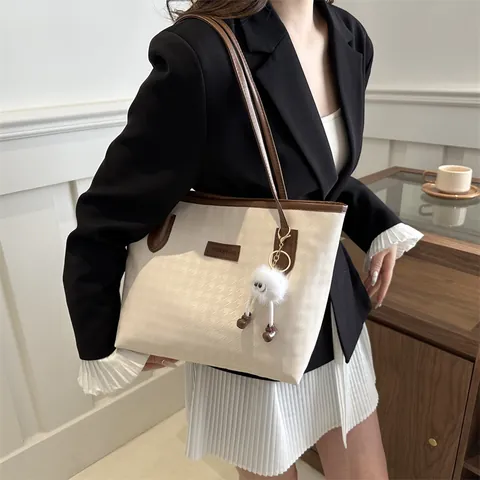 Sac Cabas Mode Pied-de-poule pour Femmes Grande Capacité en Cuir PU Sac à Épaule Avec Pendentif Monstre en Peluche Sac à Main Décontracté