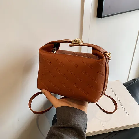 Sac à Épaule Femme en Cuir PU Vintage Gaufrage de Lettres Sac Bandoulière Petit Sac Carré Avec Serrure en Métal Doré
