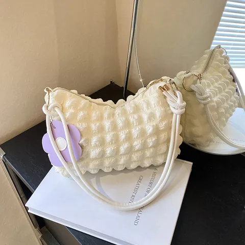 Sac à Épaule Mode Femme Texture Popcorn Sac Sous le Bras Puff Avec Charme de Fleur Style Coréen Sac Fourre-tout en Cuir PU