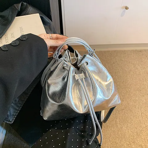 Damen PU Leder Metallische Beuteltasche Große Kapazität Kordelzug Schultertasche Moderner Mode Rucksack Silber Schwarz Weiß