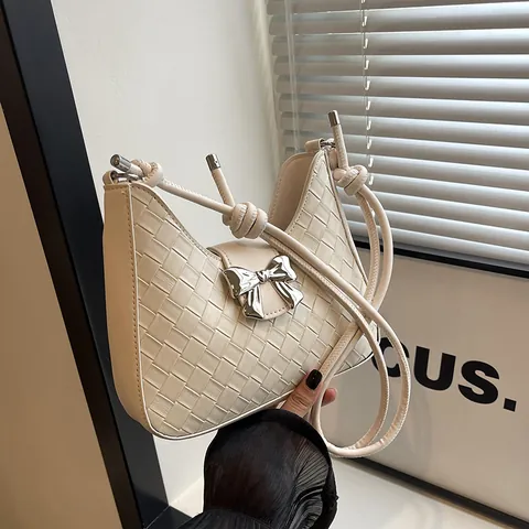 Damen Gewebte PU Leder Achseltasche Mit Metall Schleife Halbmond Schultertasche Geknoteter Riemen Elegante Pendler Hobo Handtasche