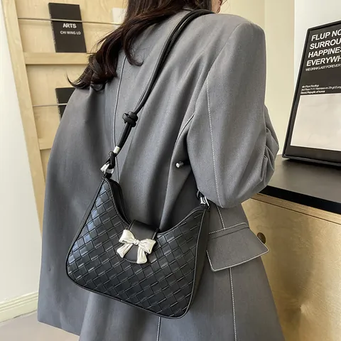 Damen Gewebte PU Leder Achseltasche Mit Metall Schleife Halbmond Schultertasche Geknoteter Riemen Elegante Pendler Hobo Handtasche