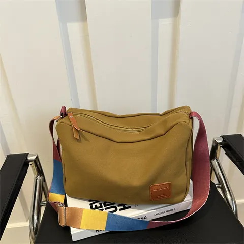 Sac bandoulière en toile pour femmes avec large bandoulière contrastée sac oreiller rétro simple grande capacité décontracté