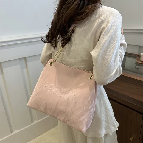 Borsa Tote da Donna in Pelle PU Increspata Lettere a Rilievo Chiusura Magnetica Grande Capacità Borsa a Tracolla Catena