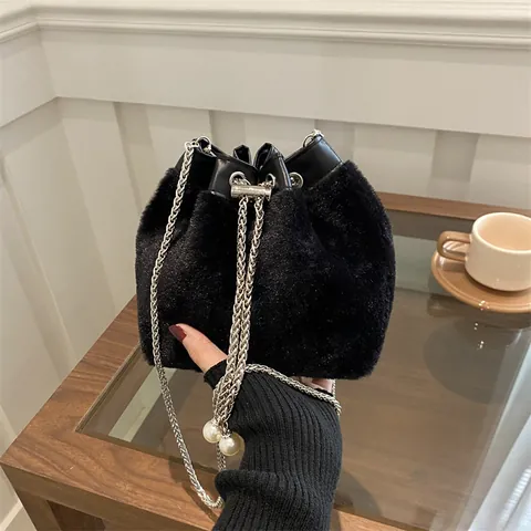 Vintage Plush Bucket Bag For Women Elegant Artificial Pearl Chain Drawstring Shoulder Crossbody Bag Soft Faux Fur Autumn Winter Bag