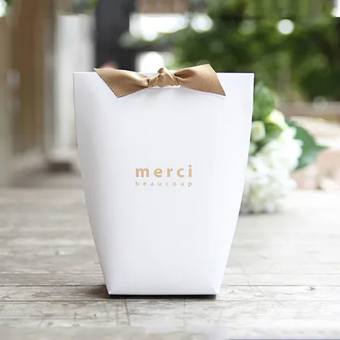 Elegante Weiße Geschenkbox Aus Papier Mit Goldfolien Merci Beaucoup Buchstaben Champagner Satinband Schleife Verpackung