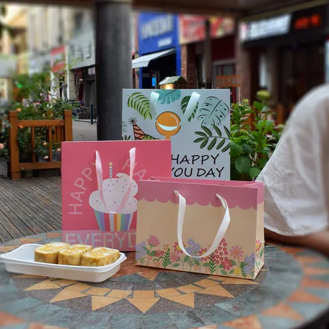 Small Fresh Floral Print Gift Bag With Satin Ribbon Handle Wavy Edge White Cardboard Handheld Present Bag For Mother's Day