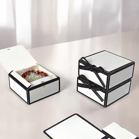 Minimalistische Vierkante Opvouwbare Cadeaudoos Met Zwarte Satijnen Strik Wit Zwart Trim Sieraden Verpakking Doos