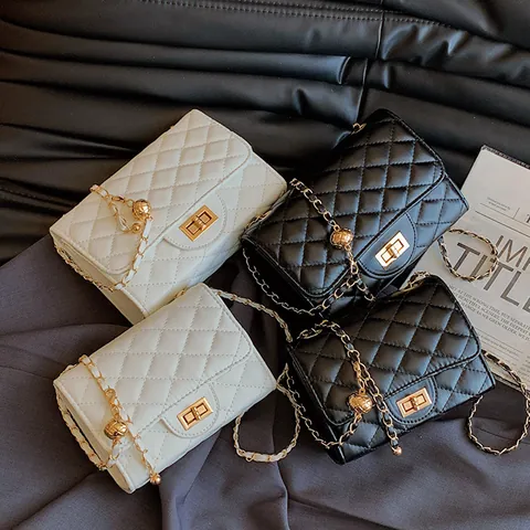 Damen Rautensteppung Kette Umhängetasche Elegant PU Leder Quadratische Schultertasche Mit Verstellbarer Goldkugel Mini Klappenhandtasche