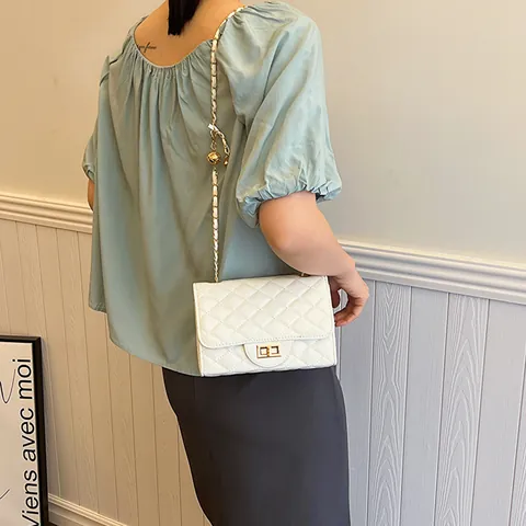 Damen Rautensteppung Kette Umhängetasche Elegant PU Leder Quadratische Schultertasche Mit Verstellbarer Goldkugel Mini Klappenhandtasche