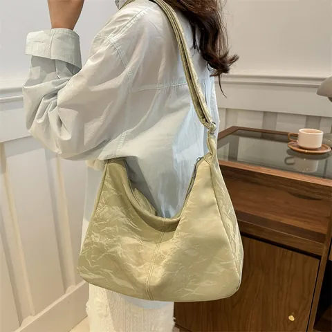 Women Large Capacity Shoulder Tote Bag Crinkled Texture Hobo Bag For College Class Daily Casual Bag With Plush Bear Charm