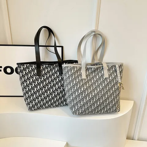 Borsa Tote in Tela ad Alta Capacità con Stampa Monogramma e Ciondolo a R in Metallo Borsa a Tracolla Casual da Donna