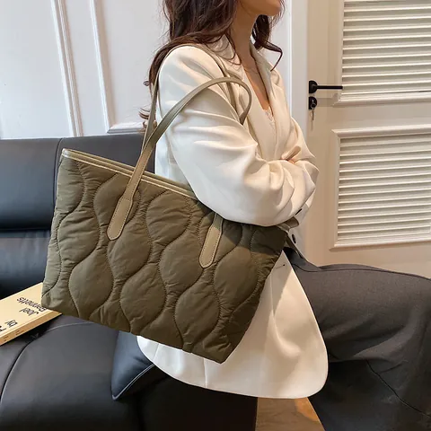 Bolso Tote de Nailon Acolchado de Gran Capacidad para Mujer con Pespunte de Onda Bolso de Hombro Ligero Minimalista Color Sólido para Diario