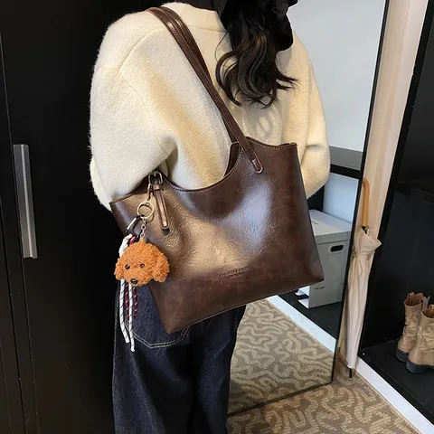Women Retro PU Leather Tote Bag Large Capacity Commuter Shoulder Bag Vintage Handbag With Puppy Plush Pendant Decoration