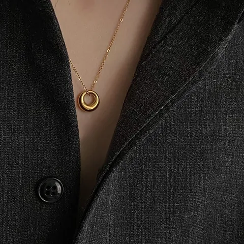 Collana con Ciondolo ad Anello Tondo in Acciaio al Titanio Minimalista Placcato Oro per Donna Catena a Clavicola Geometrica a Cerchio Irregolare