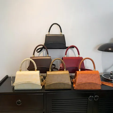 Sac à Main à la Mode en Cuir PU pour Femmes Avec Poignée Tressée Sac à Bandoulière Retro Gaufré à Rabat Minimaliste Carré Tote Bag