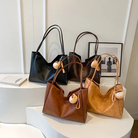 Bolso Tote de Cuero PU de Gran Capacidad Vintage para Mujer Moda Callejera Costuras Bolso de Hombro Color Sólido Viaje Diario Con Ciondolo Peluche Regalo