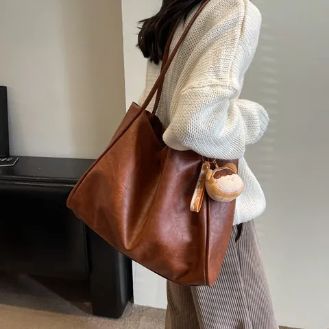 Bolso Tote de Cuero PU de Gran Capacidad Vintage para Mujer Moda Callejera Costuras Bolso de Hombro Color Sólido Viaje Diario Con Ciondolo Peluche Regalo