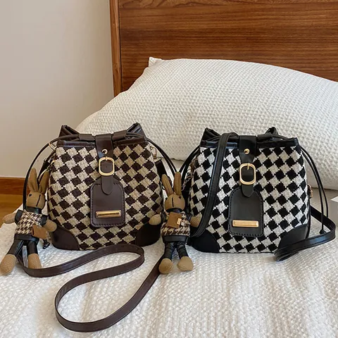 Vintage Tweed Houndstooth Bucket Bag For Women Retro Checkerboard Crossbody Bag With Rabbit Plush Pendant Shoulder Bag
