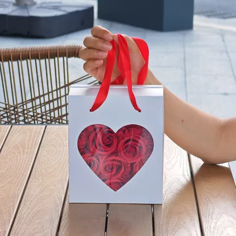 Quadratische Weiße Geschenkbox Mit Herzförmigem Transparentem PVC-Fenster Und Rotem Satinband-Griff Für Valentinstag Hochzeit Party Verpackung