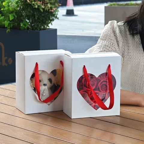 Quadratische Weiße Geschenkbox Mit Herzförmigem Transparentem PVC-Fenster Und Rotem Satinband-Griff Für Valentinstag Hochzeit Party Verpackung