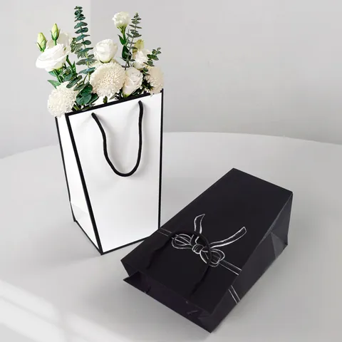 Bolsa de Regalo de Papel Trapezoidal Minimalista Borde Contraste Monocromo Lazo Dibujado a Mano Embalaje Flores Bolsa de Mano Portátil