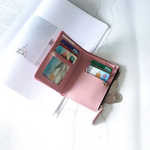 Portefeuille Court en Cuir PU pour Femmes Motif Coeur Design Pliable Porte-cartes à Fermeture Éclair Petit Sac à Main de Mode
