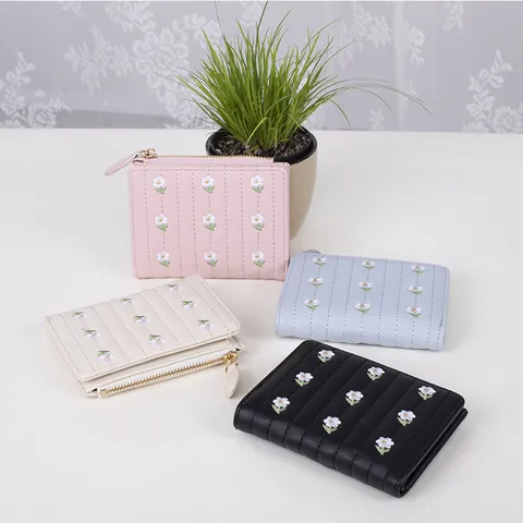 Women's Small PU Leather Wallet Embroidery Daisy Flower Quilted Bi-fold Short Purse With Zipper Coin Pocket Card Holder