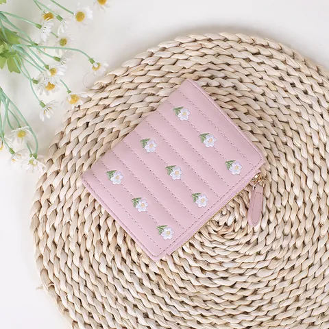 Women's Small PU Leather Wallet Embroidery Daisy Flower Quilted Bi-fold Short Purse With Zipper Coin Pocket Card Holder