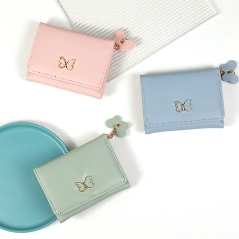 Cartera Pequeña de Tres Pliegues para Mujer de Cuero de PU Corta Con Hebilla de Metal de Mariposa Colgante de Corazón Minimalista