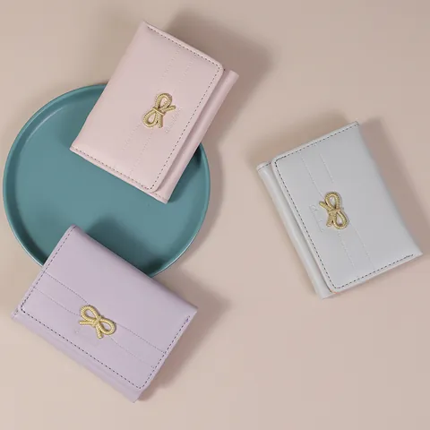 Portafoglio Corto Donna a Tripla Piega in Pelle PU Con Fiocco Decorativo Porta Carte Mini Portamonete Con Ciondolo a Cuore Regalo