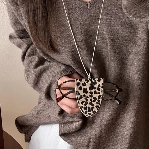 Soporte de Gafas de Sol de Cuero PU con Estampado de Leopardo Funda Magnética Colgante para Cuello Protector de Gafas Mujer