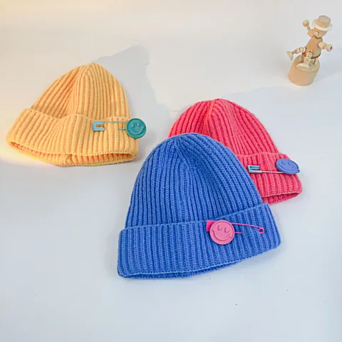 Kids Winter Warm Knitted Beanie Hat Cute Smiley Face Safety Pin Decor Acrylic Ribbed Cuff Cap For Boys Girls