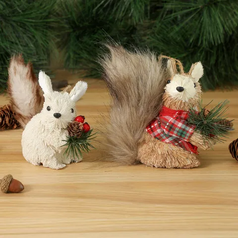 Décoration Écureuil de Noël en Paille Figurine Animale en Sisal Avec Pomme de Pin Aiguilles Baies Pour Table Maison