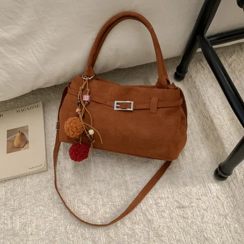 Vintage Μινιμαλιστική Τσάντα Tote Από PU Με Όψη Σουέτ Για Γυναίκες Ρετρό Τσάντα Ώμου Με Μεταλλική Πόρπη Και Πολύχρωμο Μενταγιόν Με Γούνινη Μπάλα