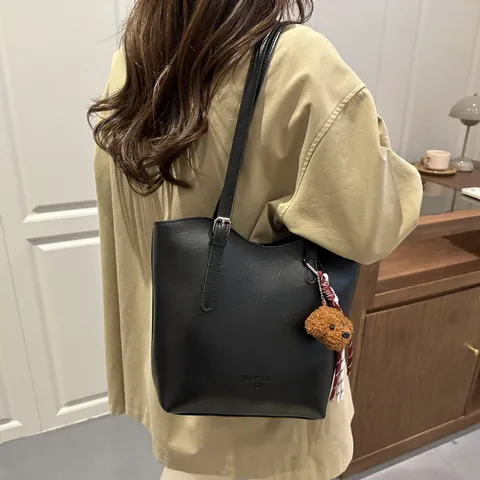 Sac Fourre-Tout Vintage en Cuir PU Grande Capacité pour Femmes Automne Décontracté Sac à Bandoulière de Navetteur Sac à Main Simple et Élégant Avec Charme d'Ours