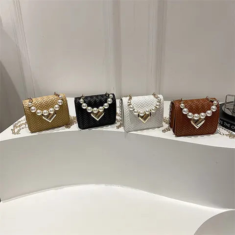 Bolso Bandolera Mini de Cuero PU Tejido para Mujer Con Asa de Perla Artificial Cierre de Corazón Correa de Cadena Dorada Bolso Cuadrado
