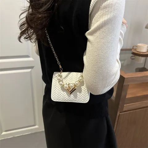 Bolso Bandolera Mini de Cuero PU Tejido para Mujer Con Asa de Perla Artificial Cierre de Corazón Correa de Cadena Dorada Bolso Cuadrado