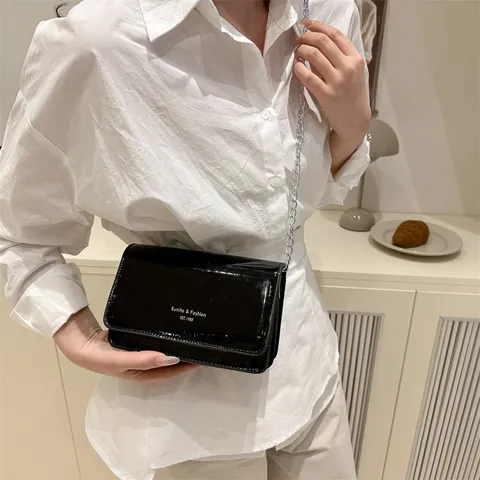 Moderne Glanzende PU-Leren Kleine Vierkante Tas Dames Mode Metalen Ketting Schoudertas Crossbodytas Overslagsluiting Dagelijkse Handtas
