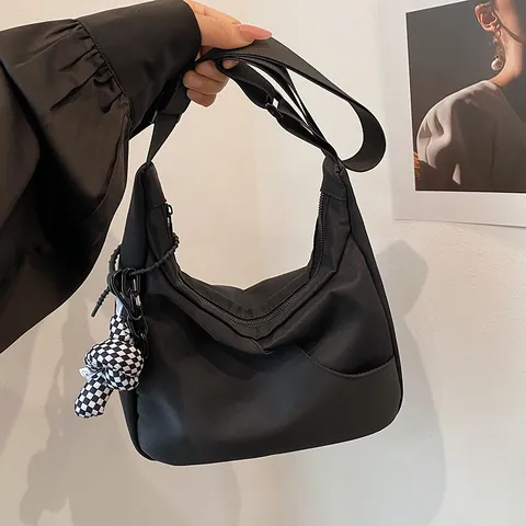 Borsa a Tracolla Hobo da Donna in Nylon Minimalista Con Ciondolo in Peluche a Scacchiera Grande Capacità Versatile