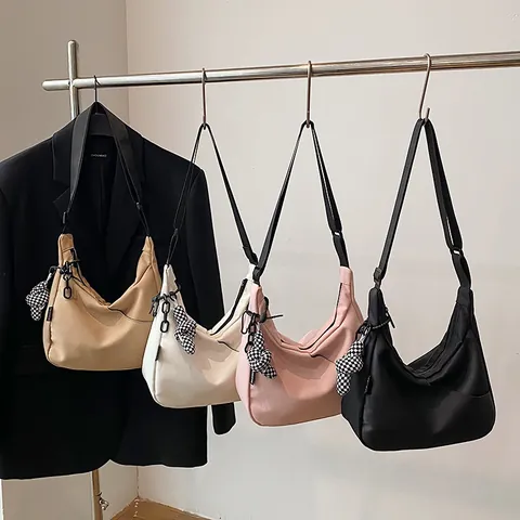 Borsa a Tracolla Hobo da Donna in Nylon Minimalista Con Ciondolo in Peluche a Scacchiera Grande Capacità Versatile